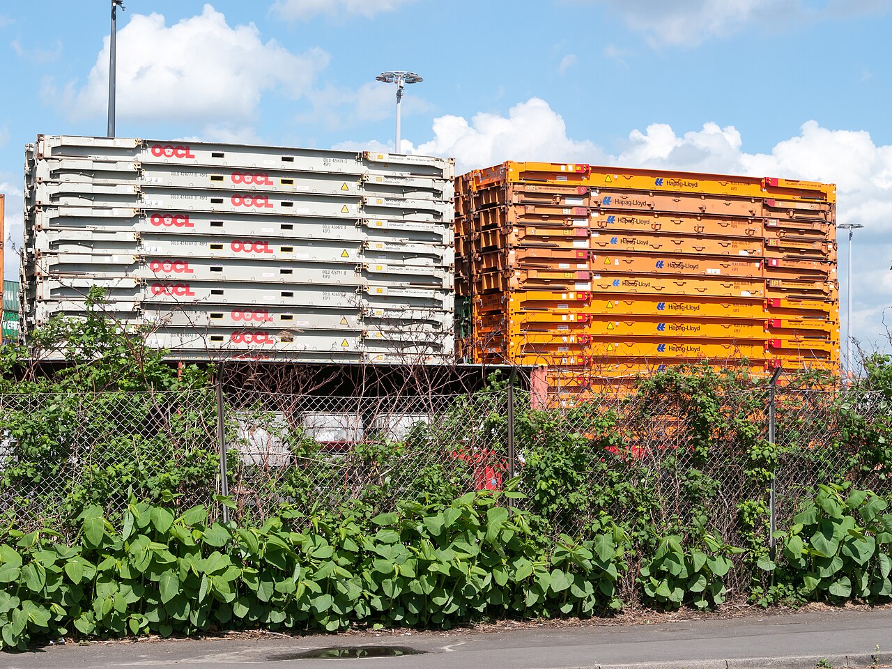 Zusammengeklappte, gestapelte Flatracks von OOCL und Hapag-Lloyd in Hamburg-Altenwerder