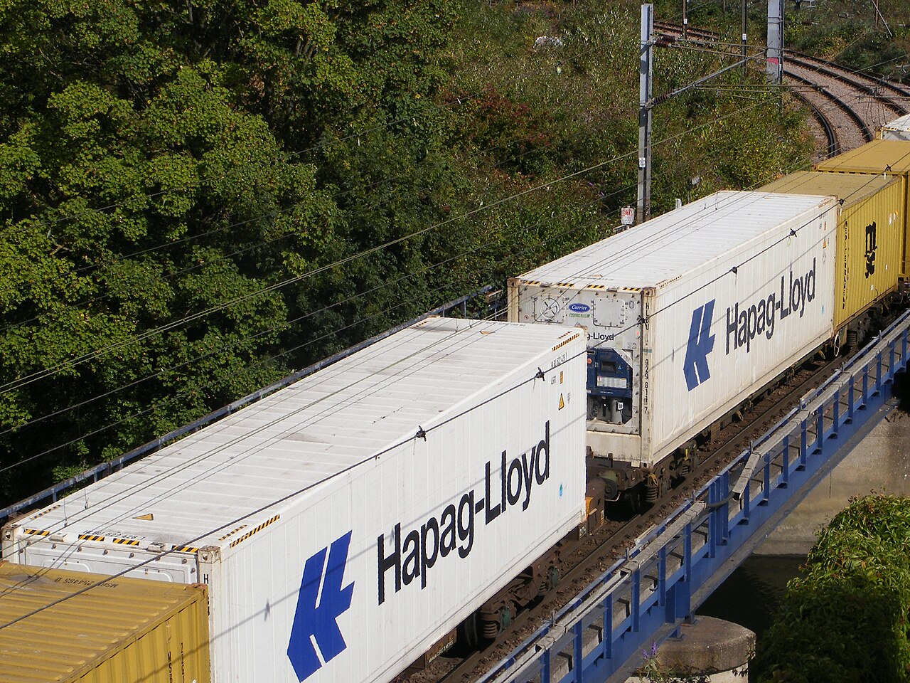 Zwei 40-Fuß-High-Cube-Kühlcontainer von Hapag-Lloyd