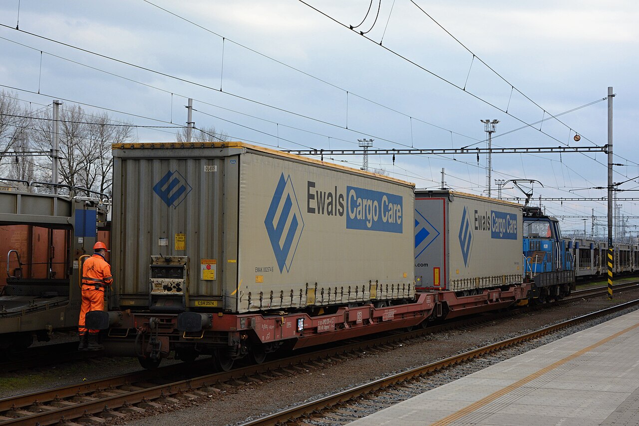 Doppeltaschenwagen Sdggmrss mit zwei Sattelaufliegern